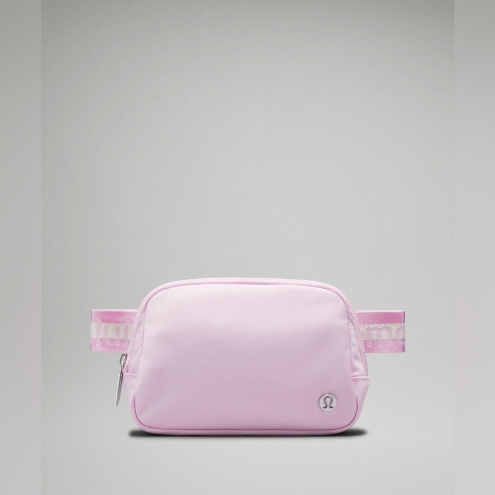 🆕💕 Lululemon Everywhere Belt Bag Wordmark - Vitapink/White Opal/White